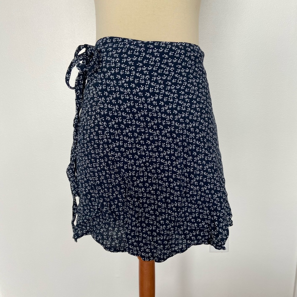 NWOT BRANDY MELVILLE GENEVIEVE FLORAL WRAP SKIRT